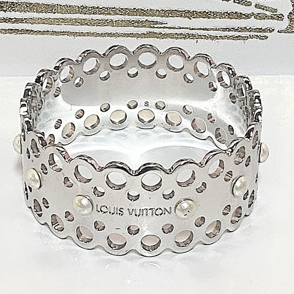 Louis Vuitton Hide and Seek Pearl Silver Tone Bangle Bracelet - Picture 4 of 6